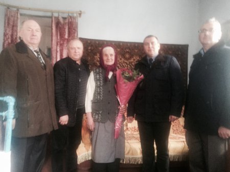 Жительку Хмельницького району привітали з подвійним святом