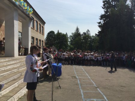 Фотозвіт. Депутати районної ради привітали учнів навчальних закладів Хмельницького району із завершенням навчального року.