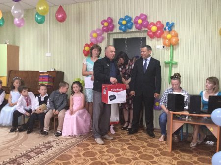 Голова районної ради Юрій Мельник привітав наймолодших випускників