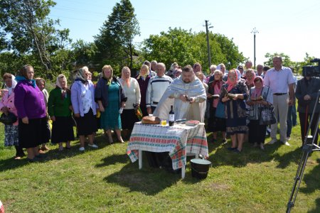 В селі Ходаківці було урочисто відкрито і освячено символічний Хрест – оберіг села