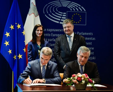 Це історичний день для України та Євросоюзу – Президент взяв участь в церемонії підписання документу про запровадження безвізового режиму з ЄС