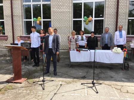 Голова районної ради Юрій Мельник привітав учнів Пироговецької ЗОШ із святом останнього дзвоника