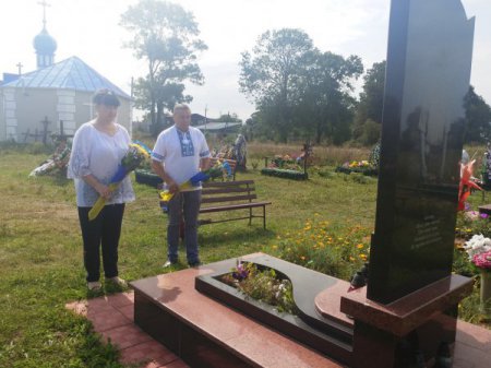 Керівники району поклали квіти до могил загиблих захисників