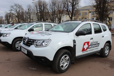Головні лікарі центрів ПМСД Хмельниччини отримали ключі від 23 нових легкових автомобілів Renault DUSTER
