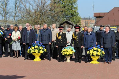 Хмельниччина вшанувала героїв-ліквідаторів напередодні 33-ї річниці Чорнобильської трагедії
